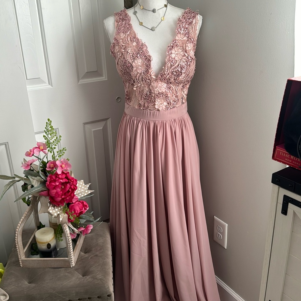Elegant Mauve Lace Appliqué Prom Dress with Flowing Skirt